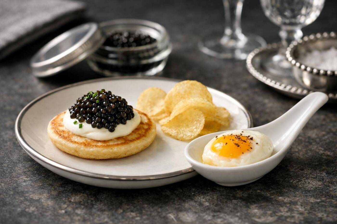 Kaviar veredelt klassische Komponenten wie Blini, Ei und Kartoffel mit feiner Eleganz.
